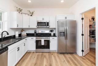 Charming New Home_Heart of DSM_2 Primary Suites - 4