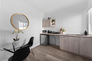Stylish and Cozy Studio - Short walk to Hospital - 8