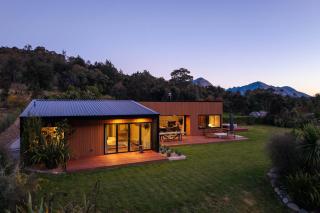 Waiora at 42- BBQ- Hot Tub- Free Parking-Fireplace - 0