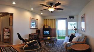 Kailua Kona Downtown Condo Walk to Pier & Beaches - 1