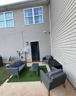 Luxe Central Suburban Retreat - 9