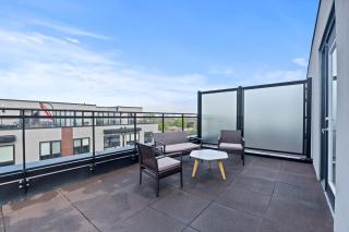 Modern Midtown Toronto Townhome with Parking & Rooftop Patio - 6