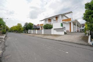 Urbanview Hotel Nimara Ngawi by RedDoorz - 1