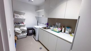 Bright & Cozy CBD Apartment - 1