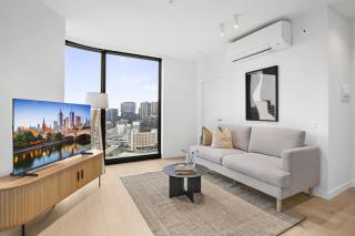 Skyline 1-Bed Apartment Near Crown - 9