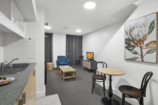 Central 1-Bed Apartment Near Emporium - 4