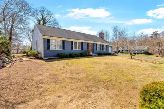 Charming Coastal Cottage with Spacious Patio in Yarmouth Port, Massachusetts - 5