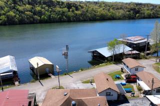 Peaceful Lake Escape with Boat Slip & Spacious Lounge in Garfield, Arkansas - 4