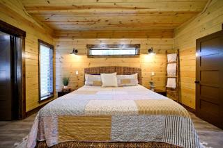 Cozy Cabin with Hot Tub & Fireplace in Broken Bow, Oklahoma - 8