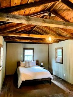 Cozy Cabin with Porch & Live Music Weekend Stay in Voluntown, Connecticut - 2