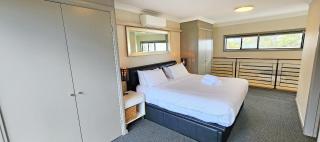 Stylish Split-Level Penthouse Loft with Parking - 4