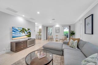 Private neighborhood Heated Pool Walk To Beach Lush Surroundings Harbor Key - 8