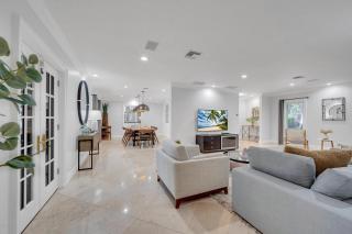 Private neighborhood Heated Pool Walk To Beach Lush Surroundings Harbor Key - 4