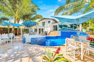 Waterfront Oasis Cascading Pool Views Centrally located Heated Pool Cascade KeyResidences - 3