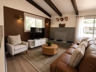 Crater Lake Themed Retreat in Eagle Point - 9