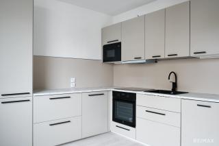 Prime Location Apt - 5 Mins to Beach, Mall & Metro - 8