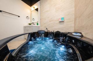 Massive 6BR Luxury Suite Sleeps 12 Guests with Jacuzzi & Pool Table Perfect Group Stay and Optional Parking Near McCormick Place & Soldier Field - 8