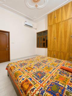 Krishna Kulam Stay - Near krishna janmbhoomi - 1