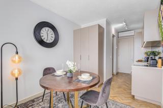 Luxury Modern One-Bedroom Apartment l Secure Parking l Fast Wi-Fi - 2