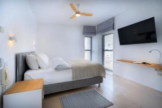 Relaxing 2 BR Apt with Parking - 4
