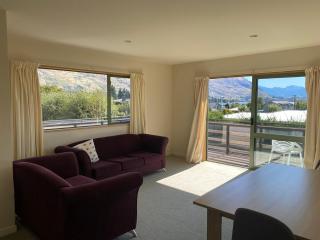 Cosy apartment with a lake view & close to town - 4