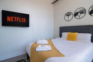 McCormick Place Stylish Corner Suite with Optional Parking and Gym Access Sleep 6 in South Loop Chicago - 2
