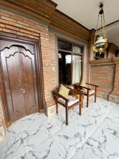 Dewa Bungalows, A Balinese House and Art Gallery - 1