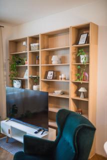 Green Velvet Apartment - 8