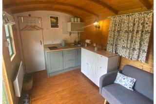 Riverside Retreats Shepherds Hut in Newtown Wales - 4