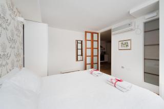 Stylish Apt w Charming Balcony in the Very Center - 9