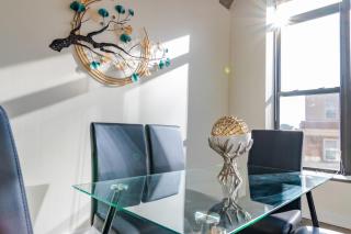 McCormick Place Spacious 3BR Family Heaven Suite with Optional Parking Sleeps 10 Guests Near Soldier Field and Field Museum - 1