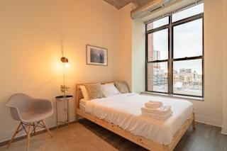 Stylish 2BR Suite with Optional Parking & Gym Access Near Lakefront, Shedd Aquarium and McCormick Center - 9