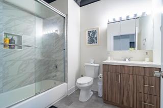 Stylish 2BR Suite with Optional Parking & Gym Access Near Lakefront, Shedd Aquarium and McCormick Center - 4
