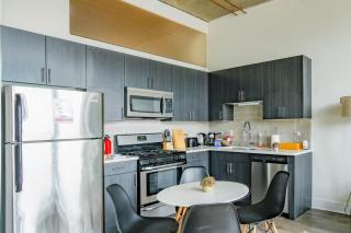 Beautiful 2BR with Smart TV, Gym Access & Parking Close to McCormick Place, Museums & Lake Michigan - 9