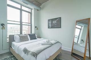 Beautiful 2BR with Smart TV, Gym Access & Parking Close to McCormick Place, Museums & Lake Michigan - 7