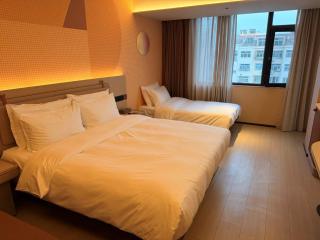 Orange Hotel Qingdao North Station East Plaza Branch - 5
