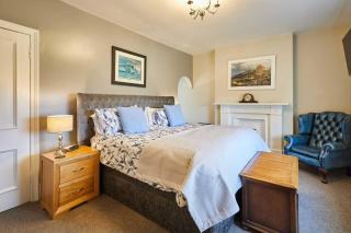 House Sleeps 10 with Parking and Garden - 4