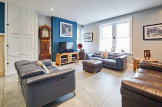 House Sleeps 10 with Parking and Garden - 2