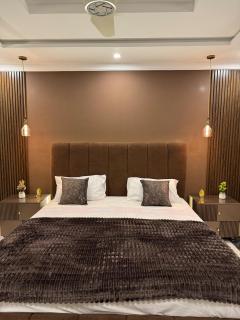 Luxury Designed 2BHK Prime location Self-CheckIn - 3