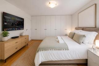 Spacious 3BR Lakeview Apartment with Terrace - 8
