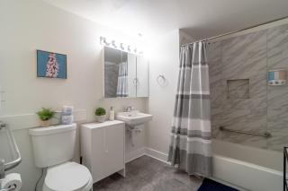 Elegant Studio South Loop Suite with Optional Parking and Gym Access Walk to McCormick Place & Field Museum - 4