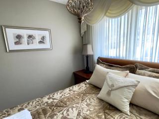 Bright 3-Bedroom Suite with Indoor Jacuzzi - 9