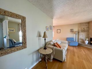 Bright 3-Bedroom Suite with Indoor Jacuzzi - 5