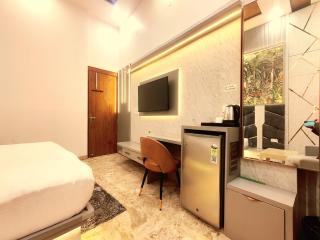 Premium Homestay Near Banke Bihari Ji with Power Backup-Free WiFi-Washing Machine in 1BHK - 6