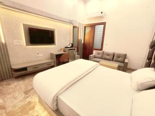 Premium Homestay Near Banke Bihari Ji with Power Backup-Free WiFi-Washing Machine in 1BHK - 2