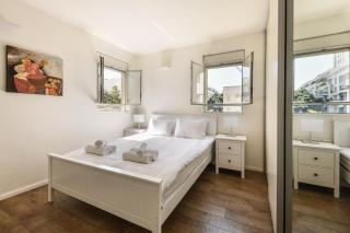 Chic 2BR Apt w Large Windows in Tel Aviv Old North - 4