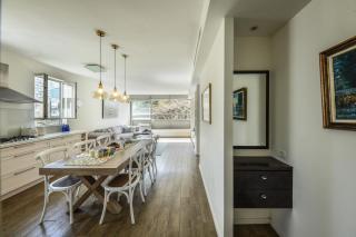 Chic 2BR Apt w Large Windows in Tel Aviv Old North - 1