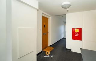 Trades Lane by CENTRAL SERVICED APARTMENTS - Walk Away From City Centre - 2 Bedrooms - 2 Bathrooms - Smart TVs in All Rooms - Dedicated Parking Space - Fully Equipped - Ground Floor - Walk Away From Dundee Bus & Train Station - 2
