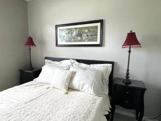 Bright 3-Bedroom Suite with Indoor Jacuzzi - 7