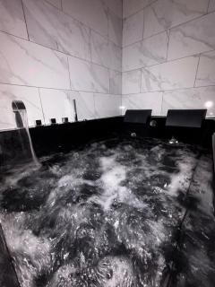 Love Room Cinema & Private Balneo 7minute de rencontre et racine - 7